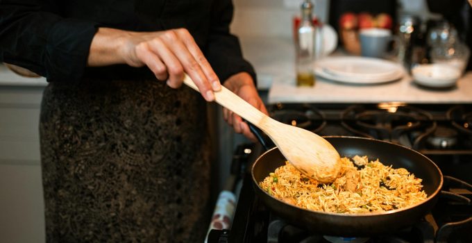 Discussie op Surinaamse sociale media over de rol van koken binnen relaties