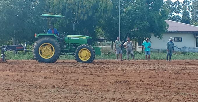 Sportveld Lassai in Commewijne wordt weer speelklaar gemaakt