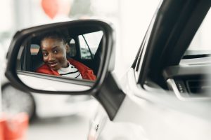 auto vrouw spiegel