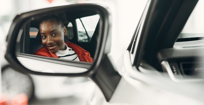 auto vrouw spiegel