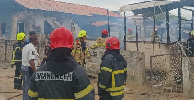 67-jarige man die bezittingen probeerde te redden ernstig gewond bij grote brand Randjansingweg