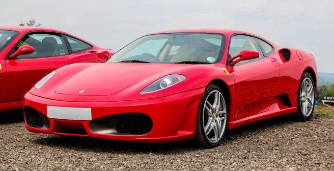 De les van een Nederlander in Paramaribo die 10 Ferrari’s kan kopen aan materialistische Surinamers