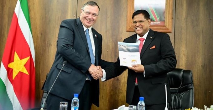 Ondertekening van historisch investeringsbesluit in Surinaamse olie- en gassector