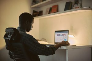 jongen studeren man computer