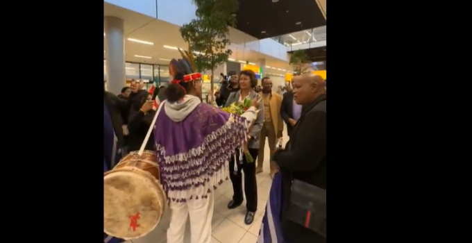 NDP-voorzitter Simons veilig geland op Schiphol voor belangrijke bijeenkomsten met diaspora en ondernemers