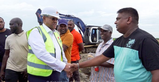 President Santokhi geeft startsein voor projecten ter verbetering van rijstsector in Nickerie