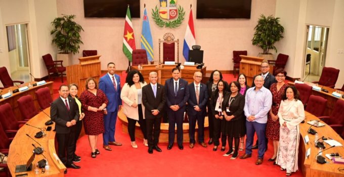 President Santokhi ontmoet gouverneur Boekhoudt en spreekt in Staten van Aruba