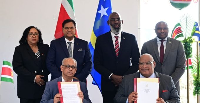 Santokhi bekrachtigt belangrijke handels- en samenwerkingsovereenkomst tussen Suriname en Curaçao