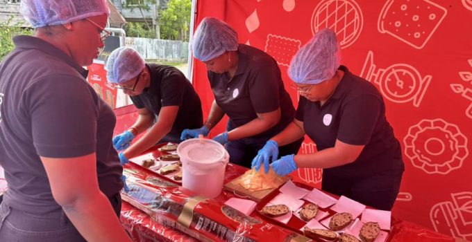 Directeur Trademate viert feestelijke traditie met 10-meter kerstbrood in Nickerie