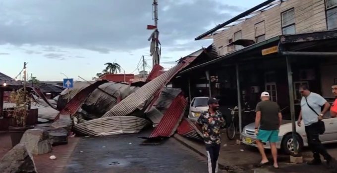 Zware rukwinden veroorzaken enorme schade in Paramaribo