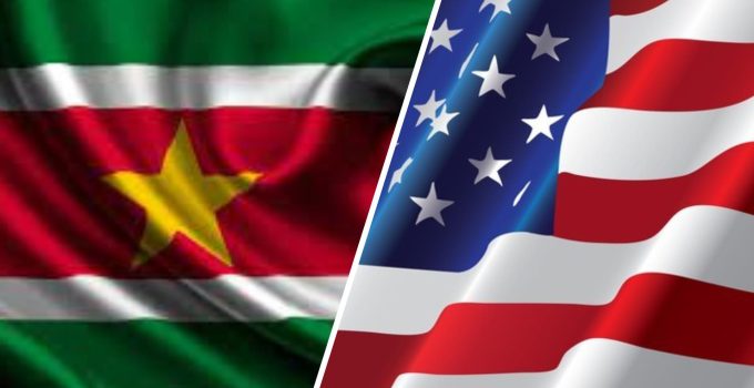 SURINAAMSE-EN-AMERIKAANSE-VLAG VS Suriname