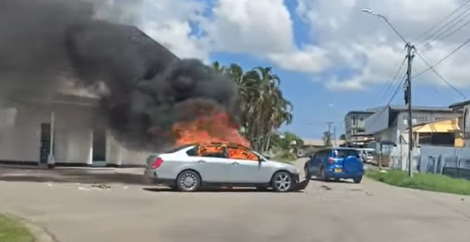 Auto vliegt in brand in Paramaribo, geen gewonden