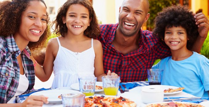 familie gezin diner uiteten kinderen pizza