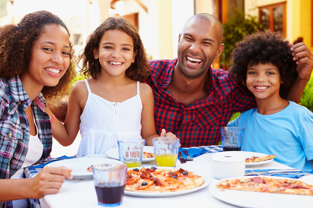 familie gezin diner uiteten kinderen pizza