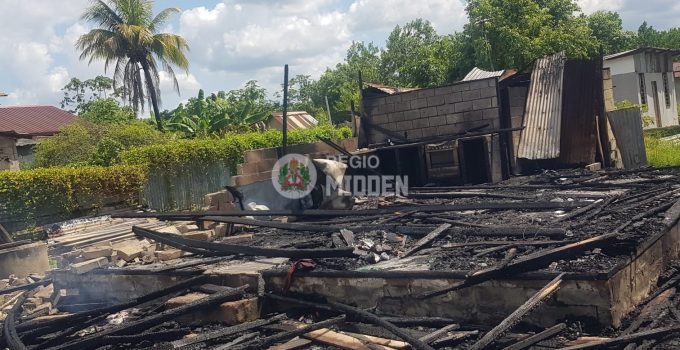 Houtenwoning aan de Van Hattemweg volledig afgebrand