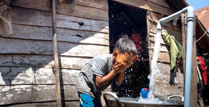 kind huis armoede water warm hitte huis familie buiten