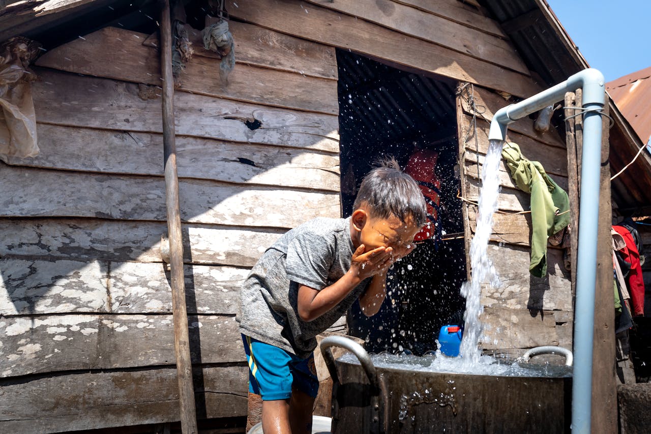 kind huis armoede water warm hitte huis familie buiten