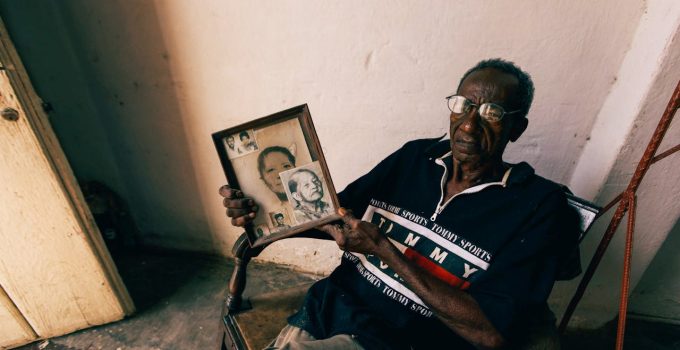 Rouwende man uit Paramaribo draait dag en nacht luide muziek ter ere van beste vriend