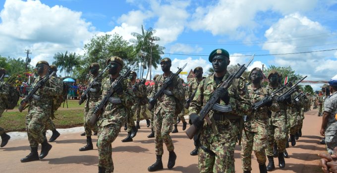 Suriname viert 49 jaar Srefidensi met parade en defilé