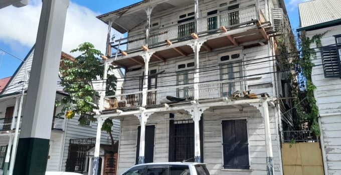 Overleg over behoud monumentale gebouwen in Suriname