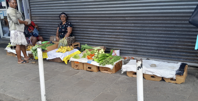 paramaribo suriname markt verkoper fruit groenten