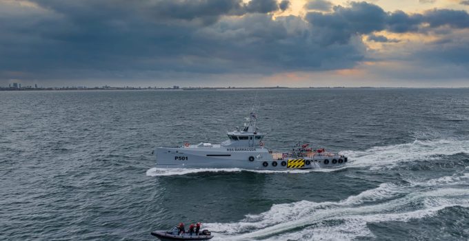 Nieuw patrouilleschip onderweg naar Suriname: de RSS Barracuda vaart uit vanuit Gorinchem