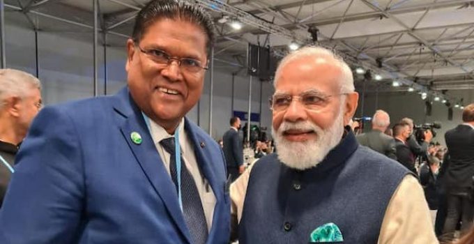 President Santokhi en premier Modi ontmoeten elkaar tijdens top in Guyana