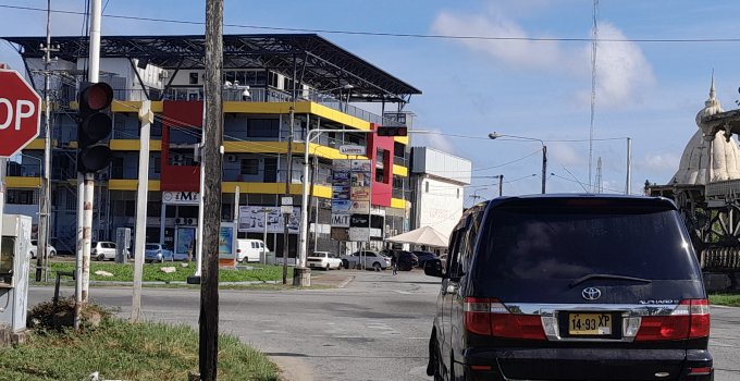 Rijlesuren in Suriname opschroeven naar minimaal 40 zoals in Nederland