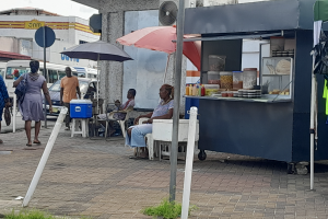 straatverkoper paramarivo suriname eten