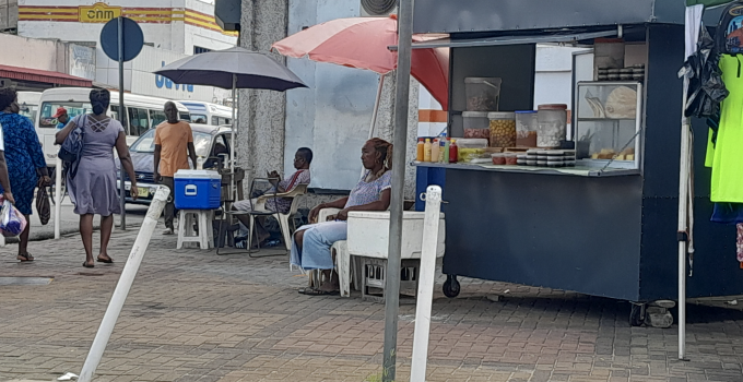 straatverkoper paramarivo suriname eten