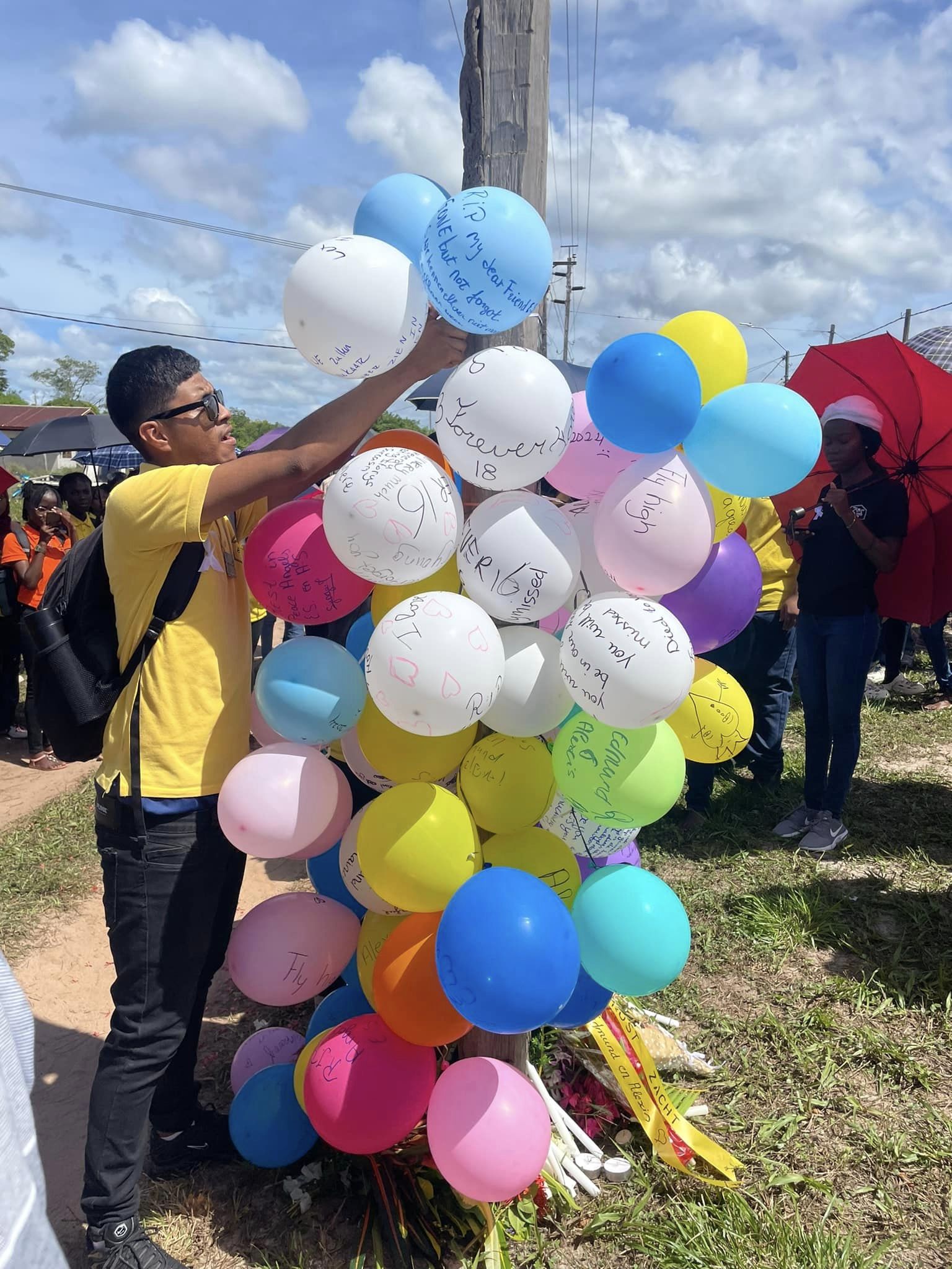 studenten balonnen ter nagedachtenis overleden studenten