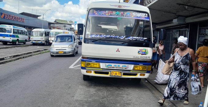 Werkneemster in Paramaribo geschorst na weigering met de bus te gaan werken