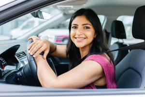 vrouw auto rijden verkeer