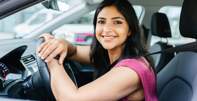 vrouw auto rijden verkeer