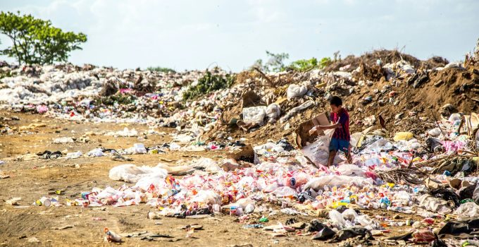 De stank van prioriteiten in Suriname – het volk leeft in een vuilnisbelt