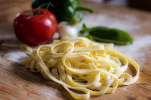 Verbazing over groot prijsverschil tussen pasta-ingrediënten in Suriname en Nederland