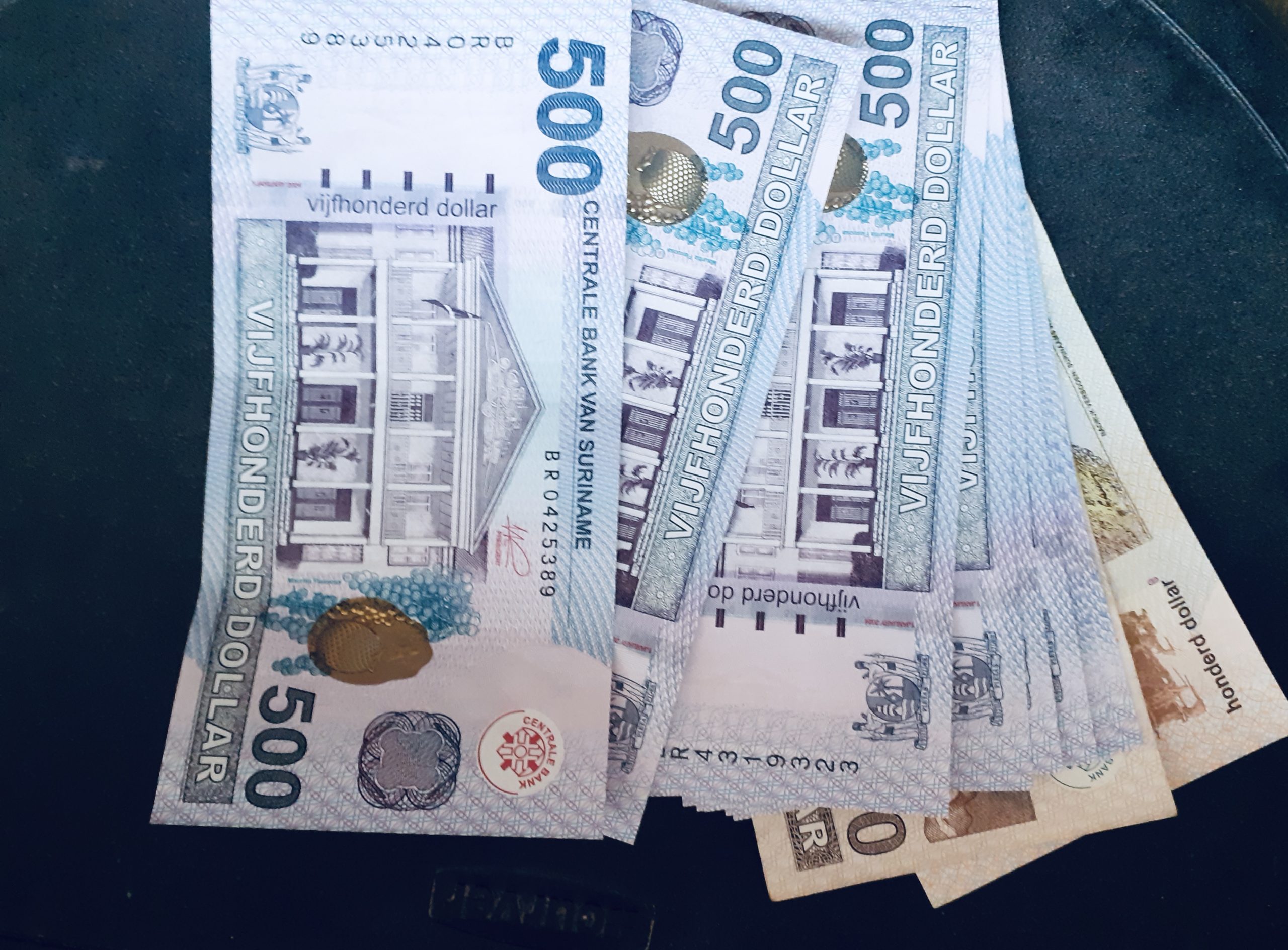 SRD geld surinaamse dollars