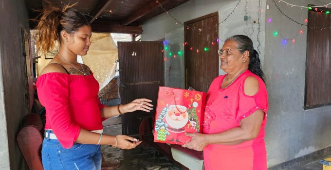 Stichting Noodkreet Nickerie verstrekt 50 kerstpakketten aan sociaal zwakkeren