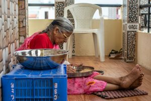 bejaard senior koken eten balkon hindoe