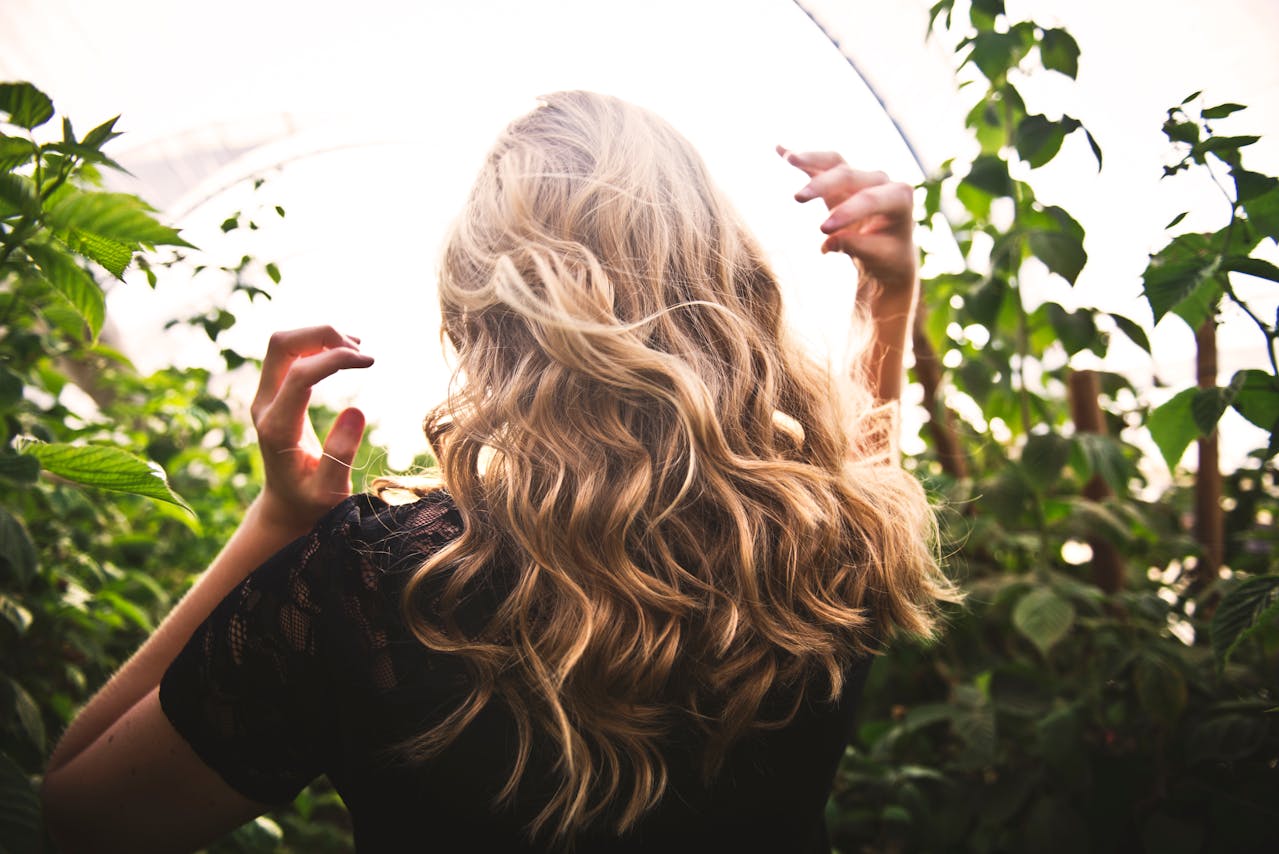 blonde vrouw haar