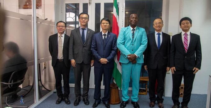 China prijst voetbalsport in Suriname en zoekt samenwerking met vicepresident Brunswijk