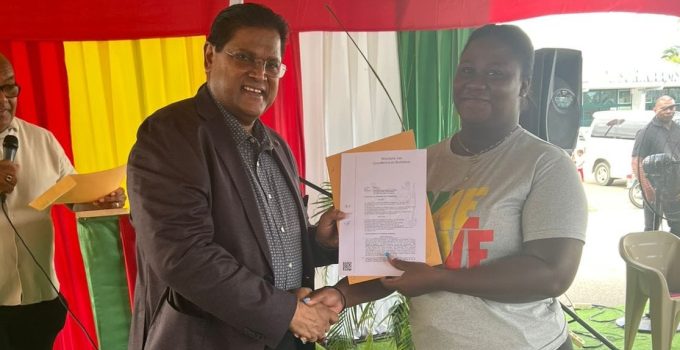 President Santokhi opent dependance MI-GLIS en reikt grondpapieren uit in Nickerie