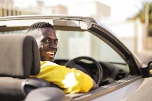 man auto rijden verkeer rijden