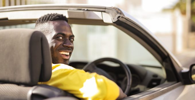 man auto rijden verkeer rijden