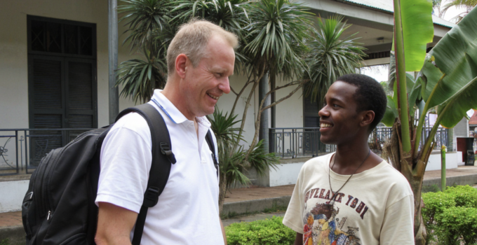 man toerist nederlander in suriname reiziger