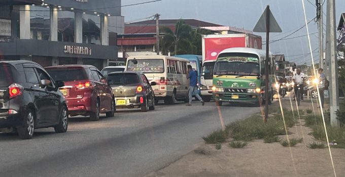 Auto-ongeluk aan de Kwattaweg veroorzaakt grote filevorming