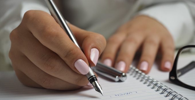 vrouw schrijven pen papier handschrift studeren student