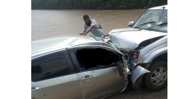 Twee doden bij zware frontale botsing op Coppenamebrug