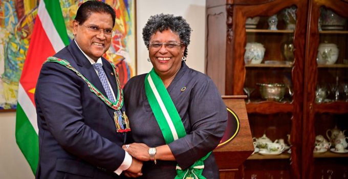 Surinaamse regering eert premier Mia Mottley met Grootlint in de Ere-Orde van de Palm