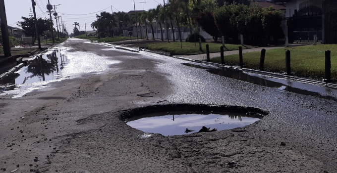 Inwoners Paramaribo-Noord geteisterd door diep gat in de weg